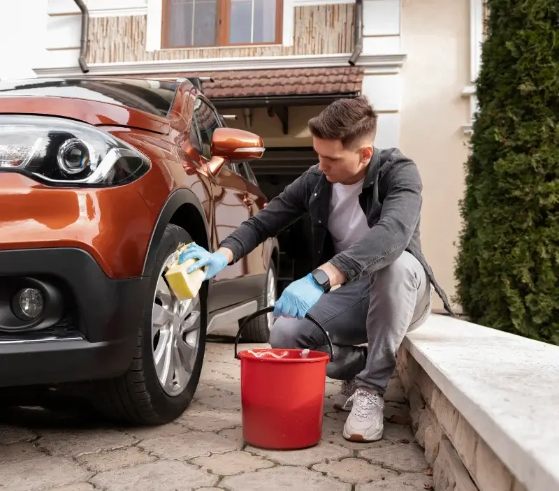 Lavage auto à domicile Beaumont-les-Nonains : professionnel intervenant sur un véhicule